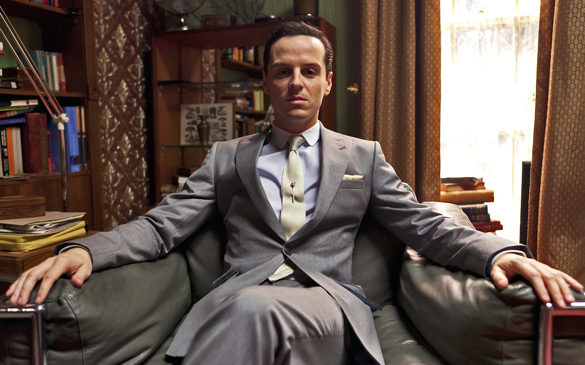 andrew scott andrew scott serie de televisión sherlock jim moriarty silla traje libros