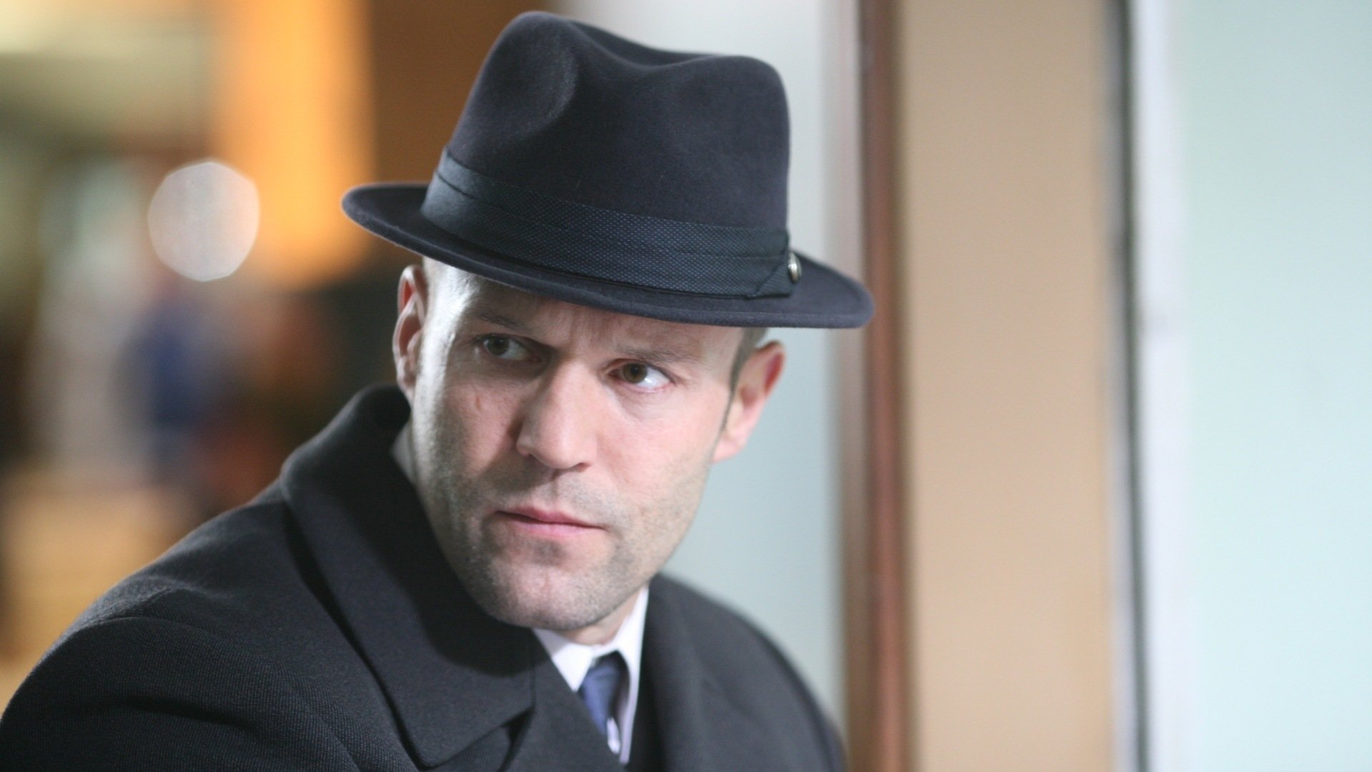 jason statham acteur chapeau regard