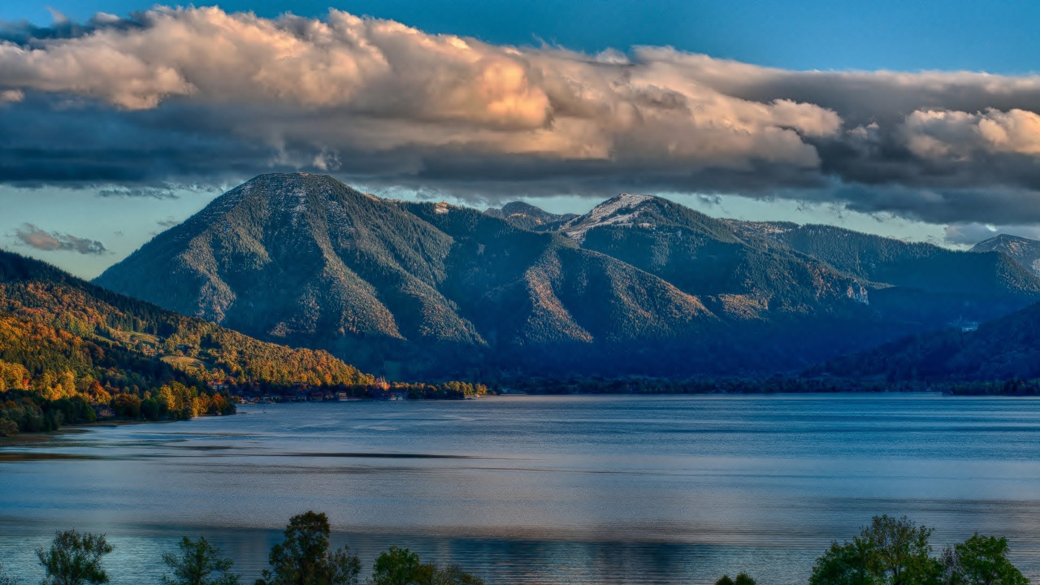 lago de montaña nubes bosque mañana