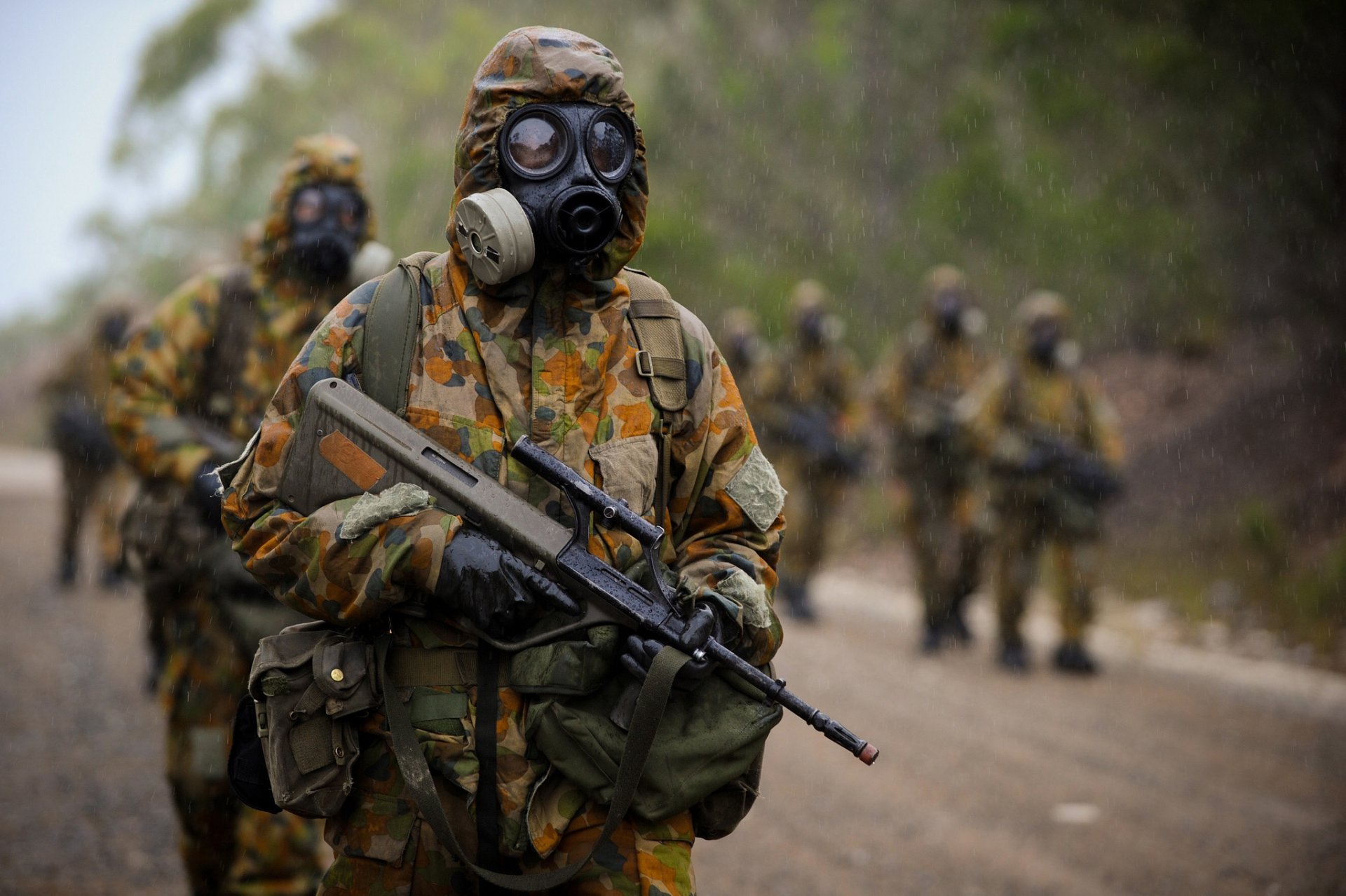 soldados equipo máscara de gas camuflaje steyr aug automático rifle lluvia