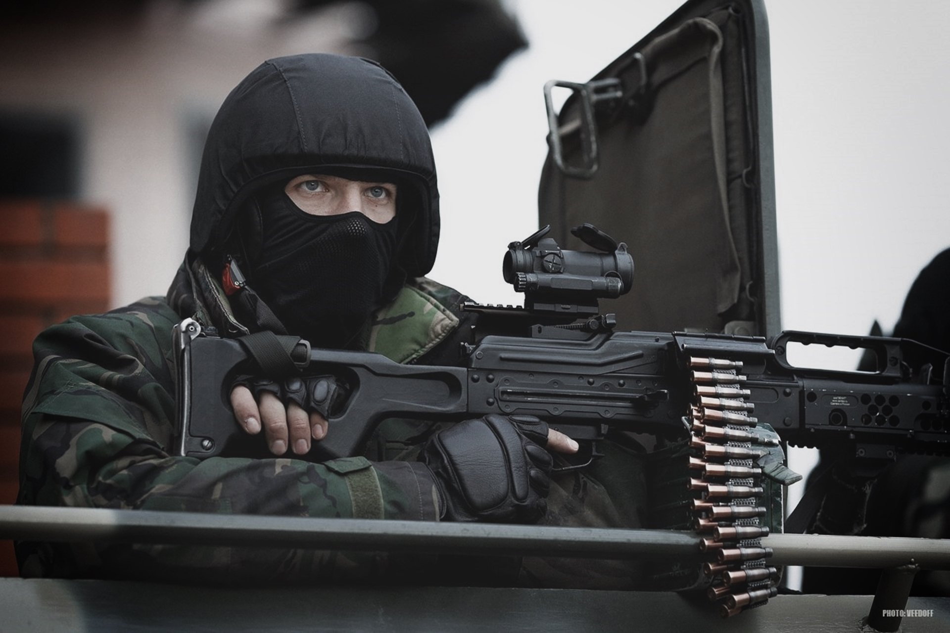 forces spéciales soldat combattant militaire anti-terroriste russie automatique 62-mm infanterie pecheneg arme casque masque