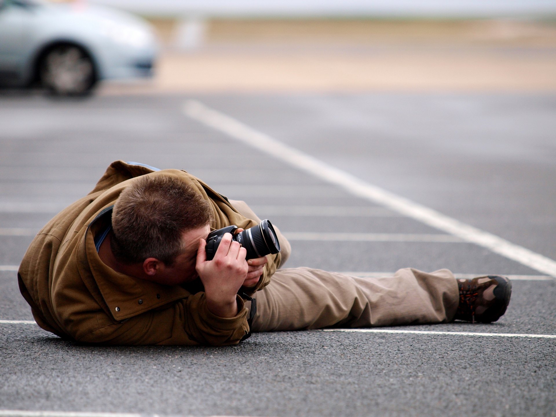 homme photographe appareil photo angle fond flou