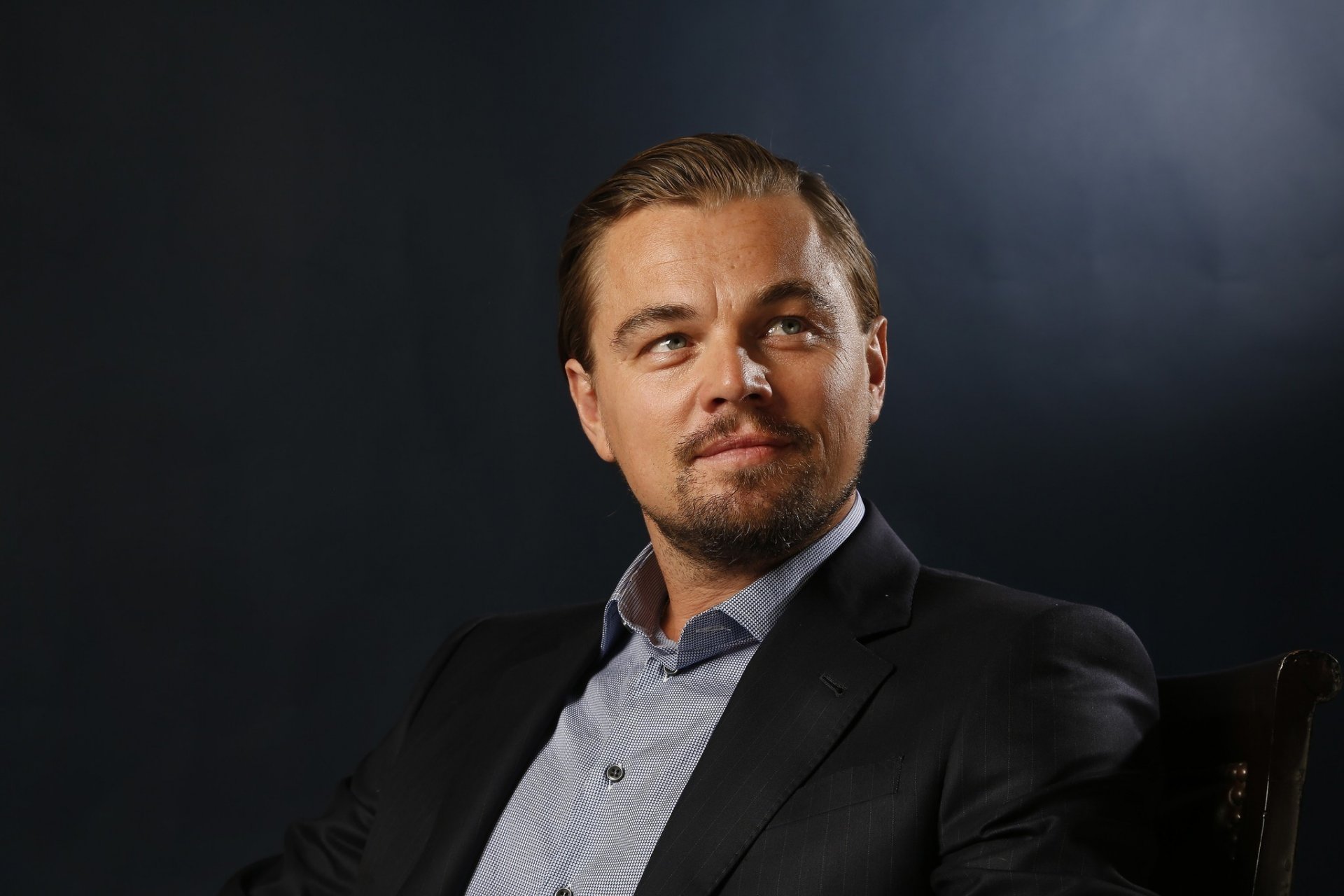 leonardo dicaprio homme acteur visage regard fauteuil