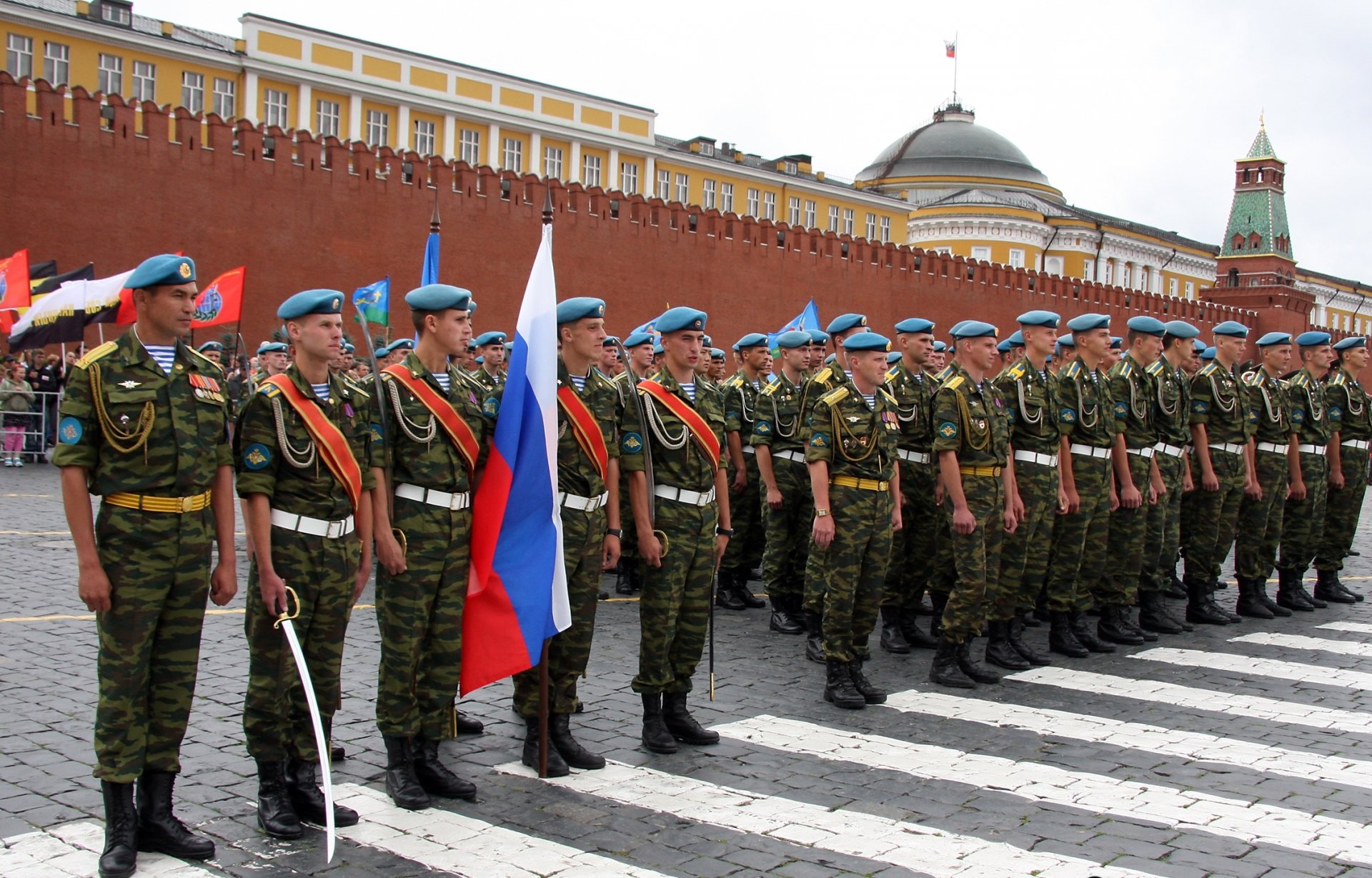 soldados plaza roja rusia paracaidistas tropas aerotransportadas boinas azules bandera orgullo