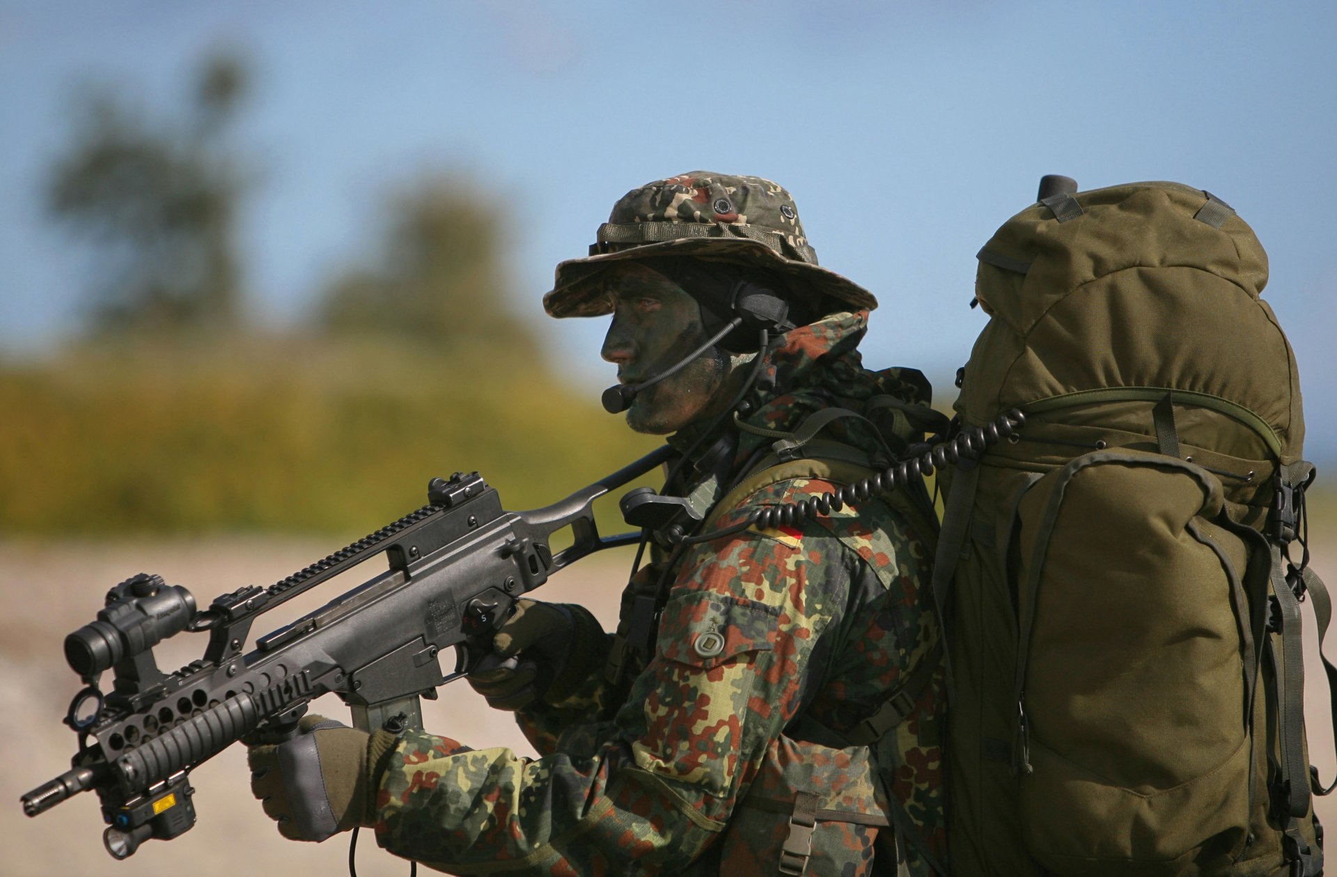 soldato bundeswehr germania equipaggiamento zaino hk g36 fucile d assalto automatico