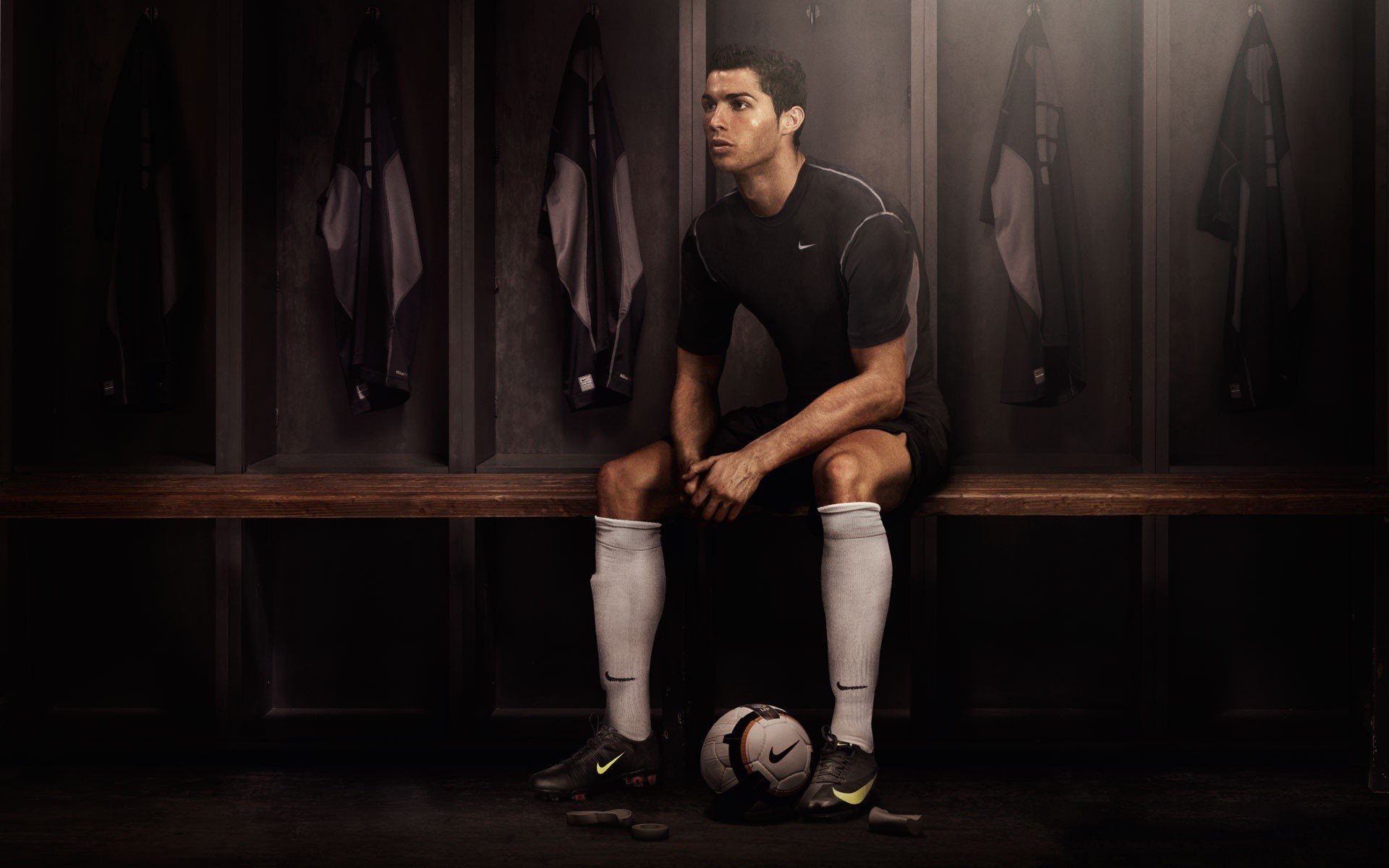 cristiano ronaldo calcio spogliatoio giocatore scuro nike real madrid portogallo