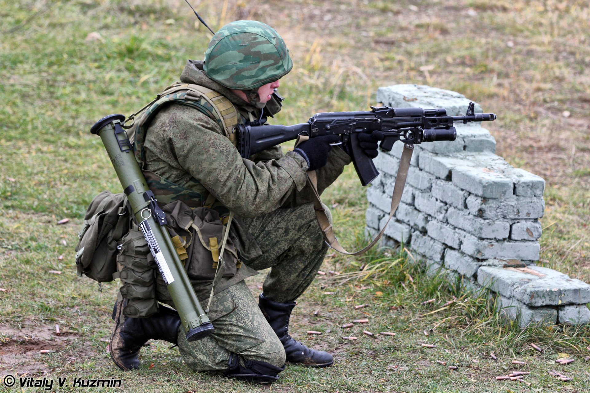 russe soldat combattant ak champ de tir forêt camouflage casque