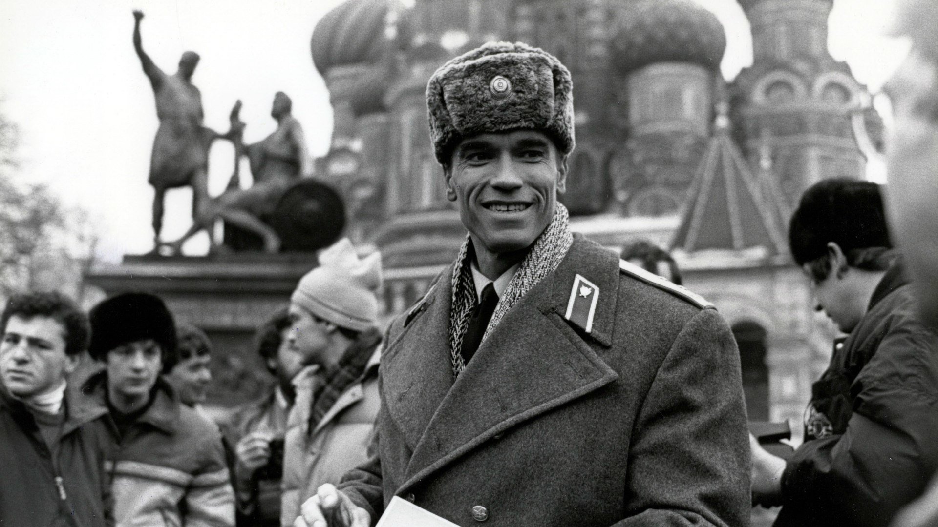 arnold schwarzenegger la chaleur rouge moscou uniforme noir et blanc