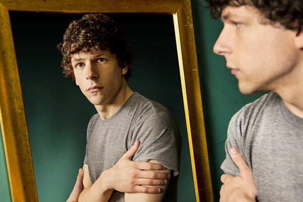 El reflejo de Jesse Eisenberg en el espejo