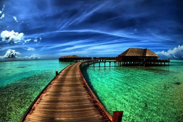 Schöner Pier im Sommer am Meer