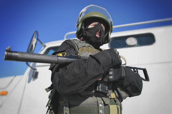 Żołnierz sił specjalnych w hełmie z karabinem maszynowym
