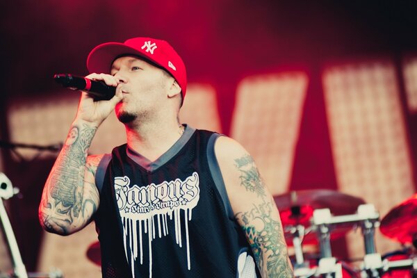 Cantante con camiseta con tatuaje canta