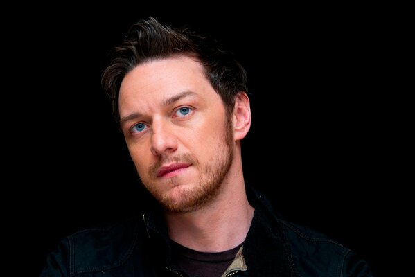 James McAvoy adolescente dagli occhi blu con un taglio di capelli chic