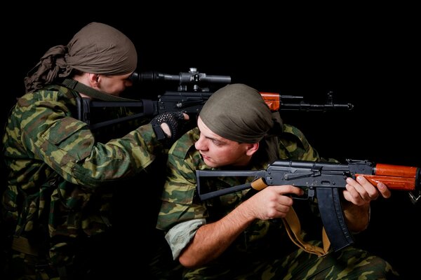 Soldats de l armée avec fusil d assaut AK 74