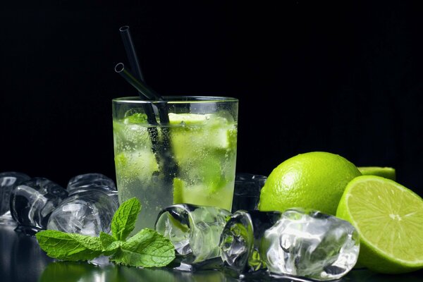 Cocktail Mojito, ingredienti: limone, menta, ghiaccio