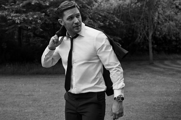 Tom Hardy con un traje elegante