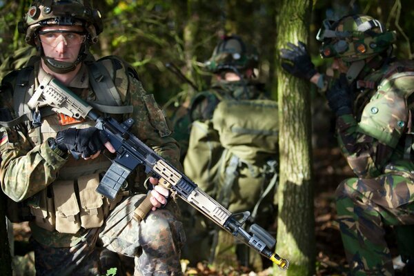 Soldiers of the Netherlands Army with machine guns