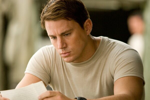 Channing Tatum liest den Brief