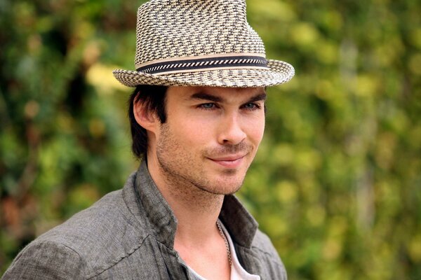 Chapeau élégant et sourire incomparable de Ian Somerhalder