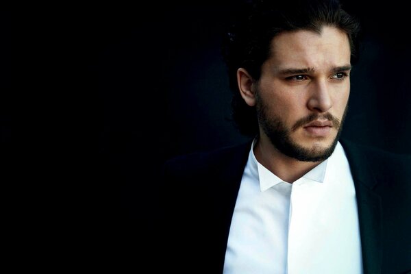 Kit Harington in camicia bianca e giacca nera