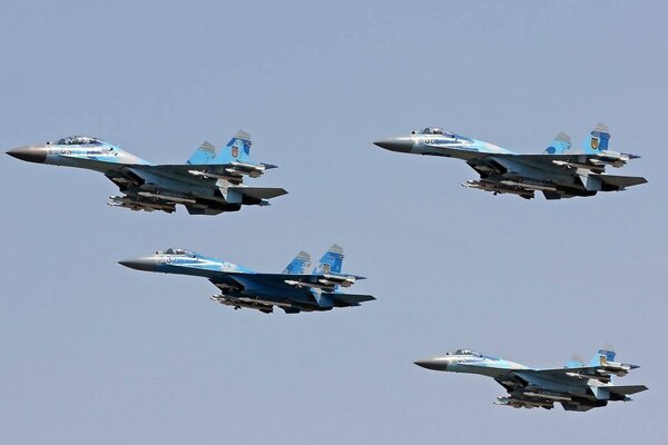 Lot samolotów Su - 27 po czystym niebie