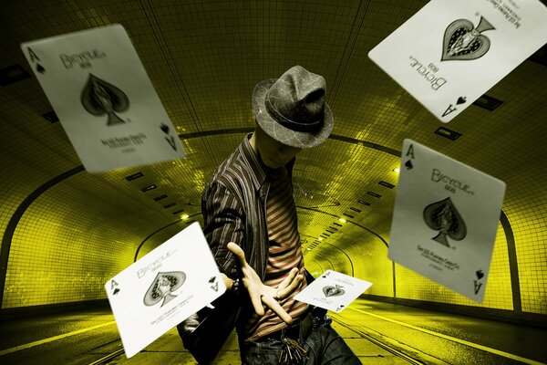 L illusionista con il cappello lancia le carte