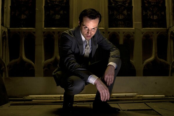 Andrew Scott guarda con uno sguardo penetrante