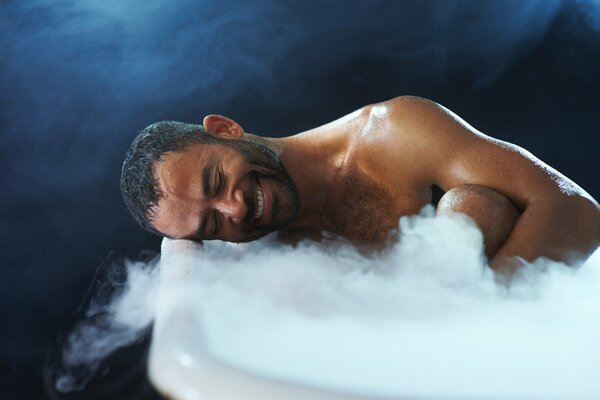 Homme dans la salle de bain avec de la fumée