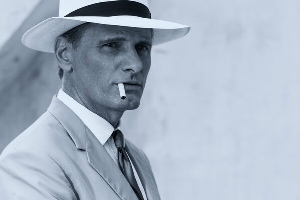 Viggo Mortensen dans son chapeau et avec une cigarette dans sa bouche