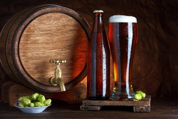 Nature morte baril, bouteille de bière, houblon