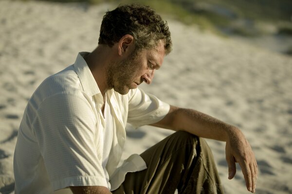 Pensieroso sulla spiaggia di Vincent Cassel