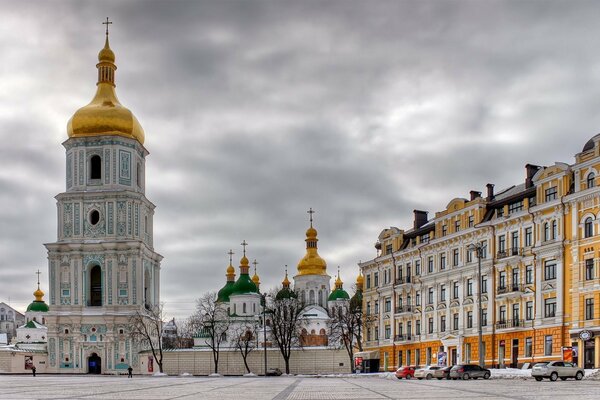 Plaza cerca de la catedral de Santa Sofía en Kiev