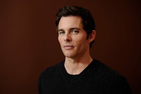 James Marsden en la sesión de fotos se siente seguro