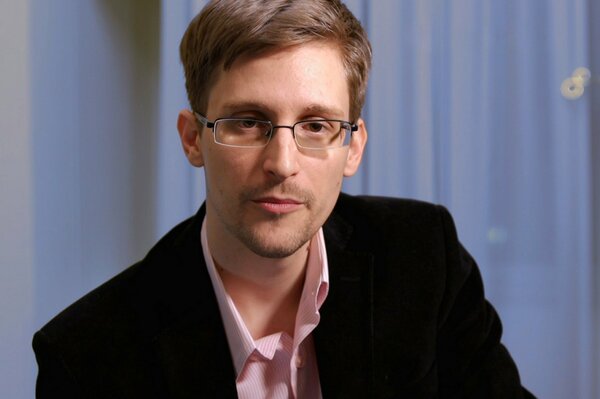 Edward Snowden mit Brille schaut in die Kamera