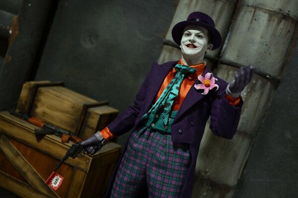 Clown effrayant en costume violet avec des armes