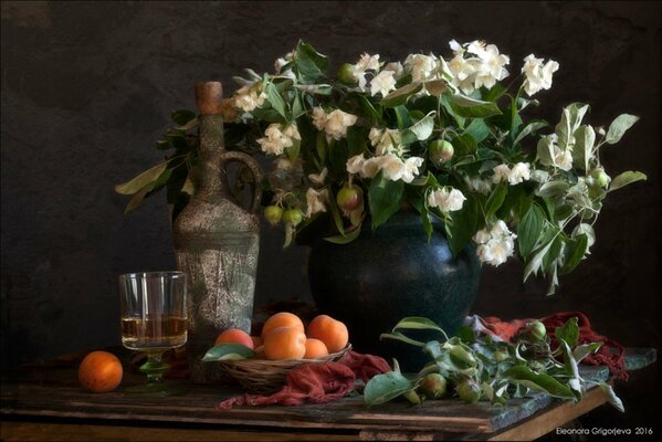 Nature morte avec des abricots et des fleurs de jasmin