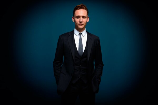 Hiddleston in abito formale su un cinemaphone