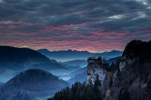 Abend Sonnenuntergang Tal Blick auf den Wald