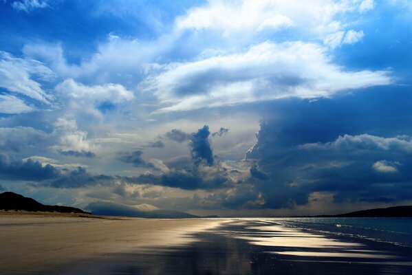 Strand Blick auf das Meer unter dem Himmel