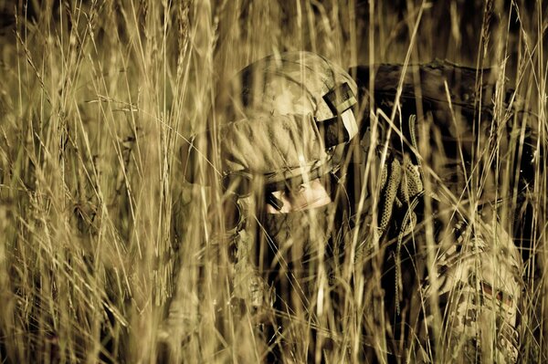 Soldaten warten in einem Hinterhalt