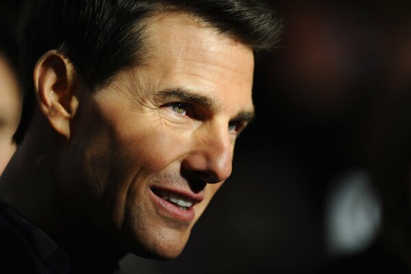 Acteur mystérieusement souriant Tom Cruise