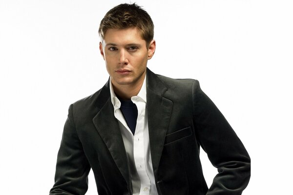 Jensen Ross Ackles in giacca