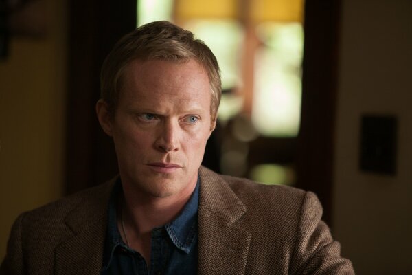 Paul Bettany en una reunión se sienta y espera a su amigo