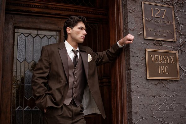 Sexy Mann in einem strengen Anzug in der Nähe eines Gebäudes in New York