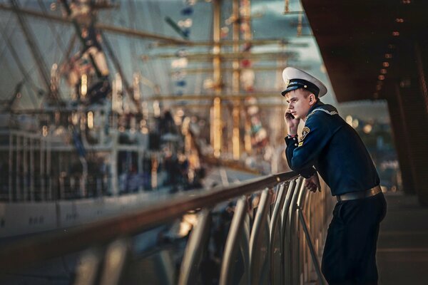 Marinero con uniforme en el barco