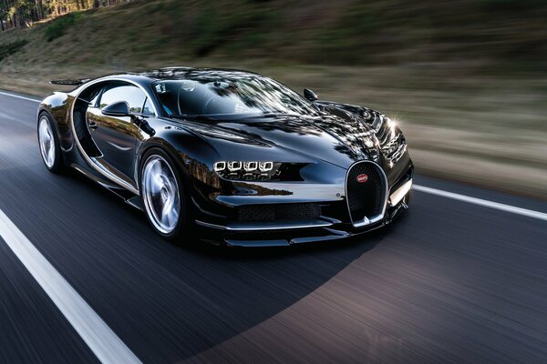 Bugatti z pełną prędkością na drodze