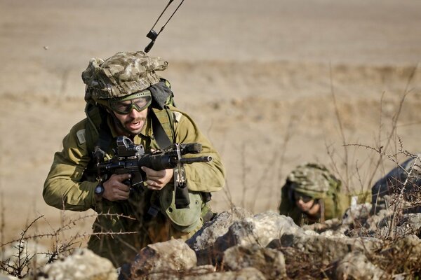 Israelischer Soldat mit Waffen