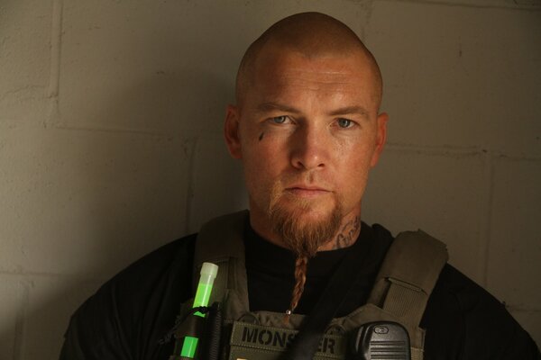 Homme chauve Sam Worthington