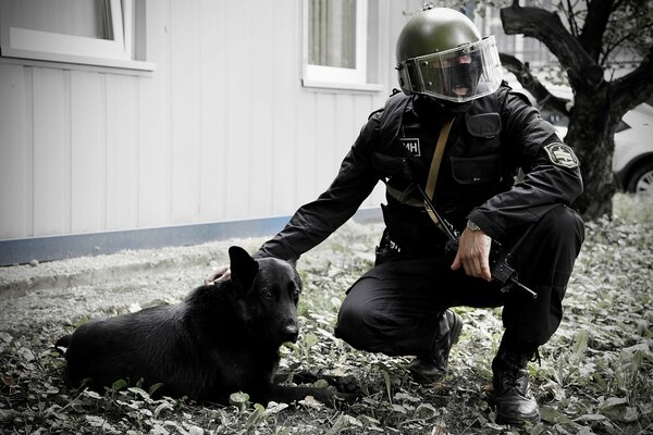 Les forces spéciales repassent le chien. Photo noir et blanc