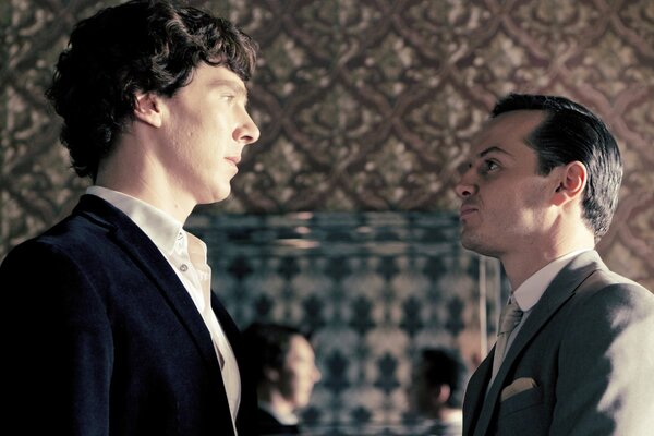 Andrew Scott y Benedict Kemberbatch en la serie Sherlock Holmes